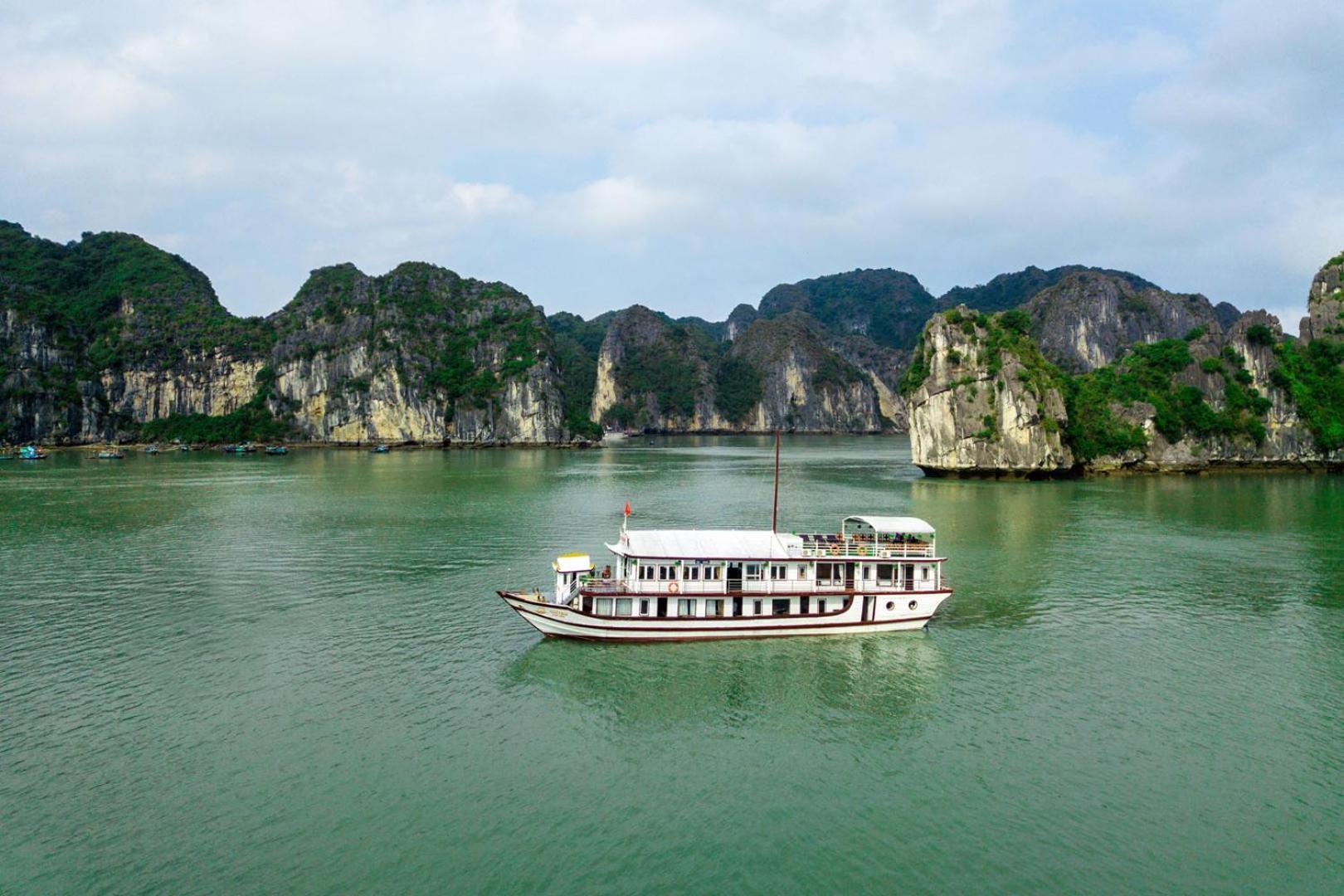 Cozy Bay Classic Cruise Hạ Long Exterior foto